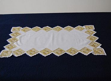 Nadstolnjak ukrasen zlatovezom 1