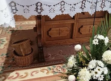 Oltarnik slingani na drvenom oltaru