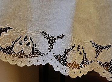 slingani-stolnjak-bijeli-uzorak-zir-detalj