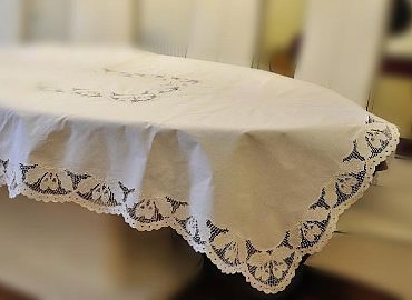 slingani-stolnjak-bijeli-uzorak-zir