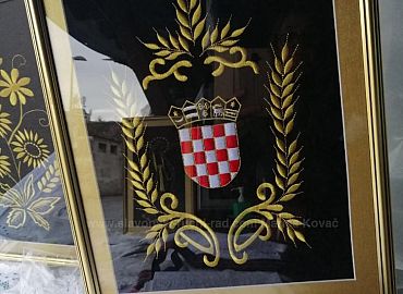 ZLatovez slika Hrvatski grb