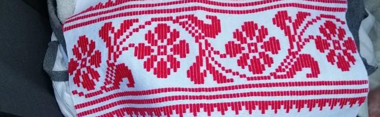 Nadstolnjak na tkanju s necom Nadstolnjak na tkanju s necom
